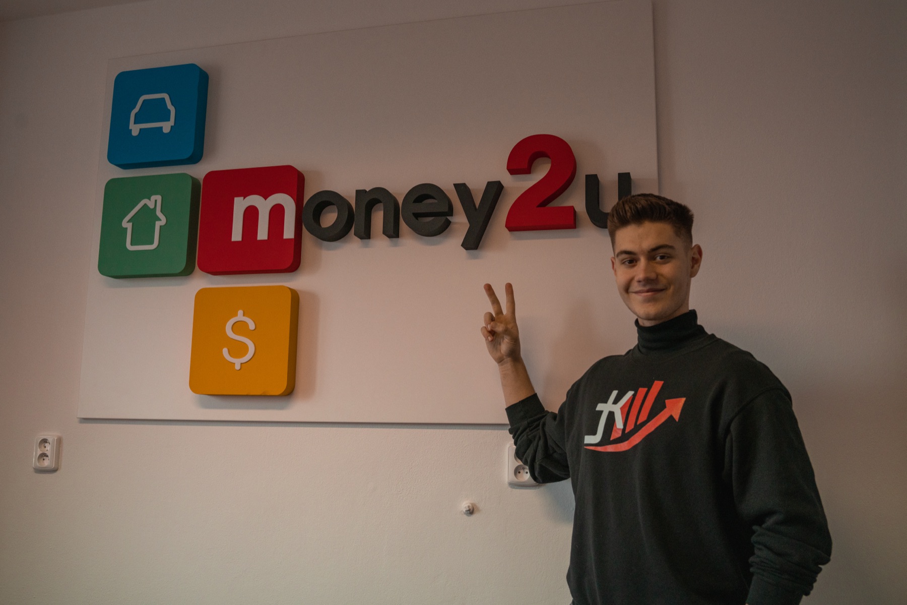 Jan Kurdiovský u nápisu money2u